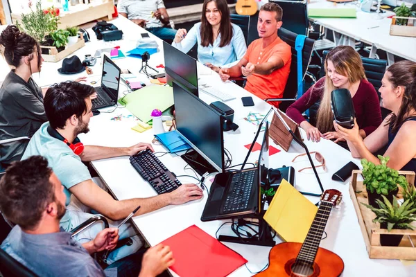 스튜디오에서 컴퓨터를 사용하는 직원들 공간에서의 사무실내에서 기업가를 브라이트 — 스톡 사진