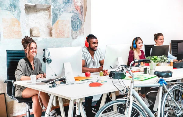 Hipster Gente Negocios Que Divierten Trabajando Computadora Oficina Espacio Coworking — Foto de Stock