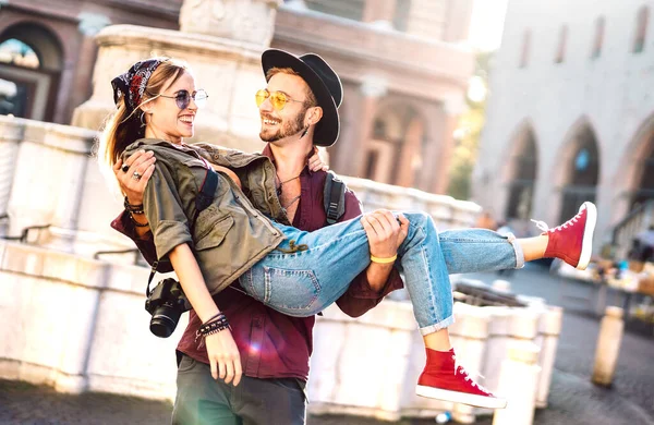 Hipster Verliebtes Paar Mit Echtem Spaßbummel Der Innenstadt Fernweh Lebensstil — Stockfoto