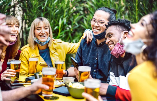 사람들 마스크를 맥주를 마시는 친구들 맥주를 마시는 새로운 양조장 파티에서 — 스톡 사진