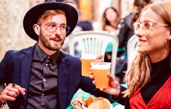 Genç Bir Çift Sokak Yemekleri Festivalinde Bira Kadehlerini Tokuşturuyor Arkadaşlarıyla — Stok fotoğraf
