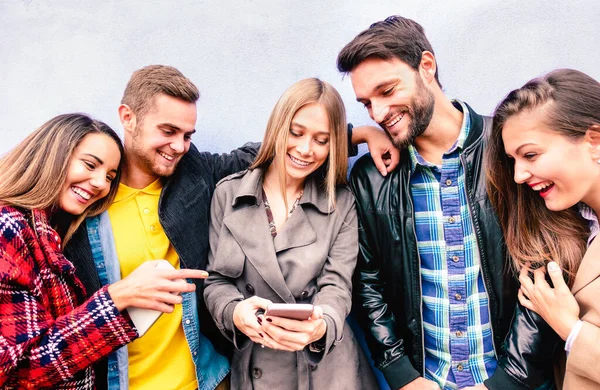 Amici Milenari Sul Momento Divertente Utilizzando Smartphone Mobile Giovani Sempre — Foto Stock