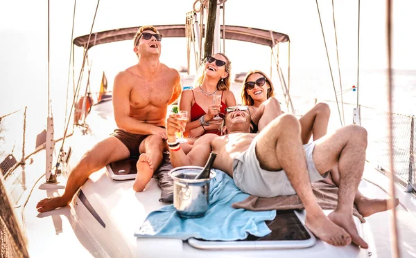 セーリングボートパーティーで楽しい時間を過ごしている幸せな若い友人 セーリング旅行の千人とのWanderlist旅行のコンセプト 排他的な夏の気分の高級ライフスタイル 暖かい日差しハローフィルター — ストック写真