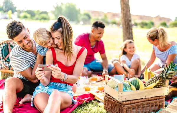 Gelukkige Multi Etnische Gezinnen Spelen Met Telefoon Picknick Nic Garden — Stockfoto