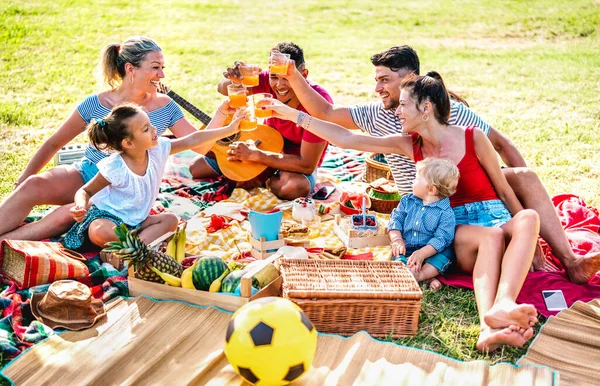 Multiraciale Gezinnen Hebben Plezier Samen Met Kinderen Picknick Nic Barbecue — Stockfoto