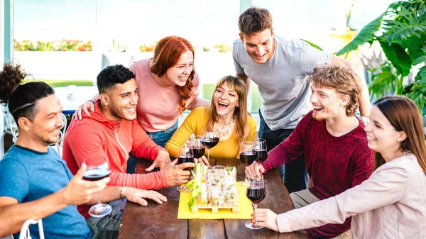 プライベートハウスパーティーの屋上でワインを一緒に楽しむ幸せな友人 レストランでフィンガーフードを食べる若者 鮮やかなフィルターでライフスタイルのコンセプトを食べる — ストック写真