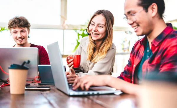 Los Jóvenes Empleados Compañeros Trabajo Ocupados Computadora Estudio Inicio Negocio — Foto de Stock