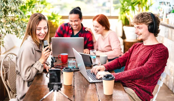 Glückliche Menschen Teilen Inhalte Auf Streaming Plattformen Mit Digitaler Webcam — Stockfoto