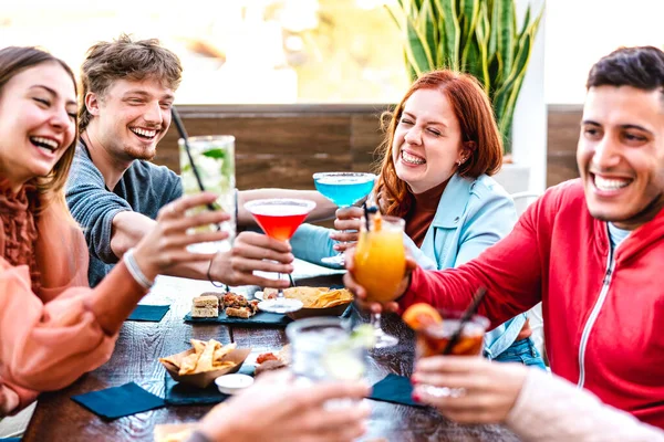 Amigos Brindando Bebidas Multicoloridas Restaurante Bar Coquetéis Moda Conceito Estilo — Fotografia de Stock