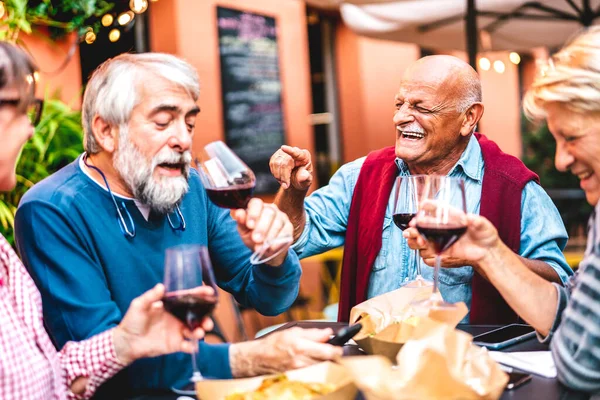 Amigos Aposentados Felizes Divertindo Bebendo Vinho Tinto Pré Jantar Pessoas — Fotografia de Stock