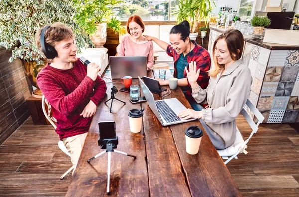 Amigos Felices Compartiendo Contenido Redes Transmisión Con Cámara Teléfono Inteligente —  Fotos de Stock