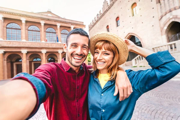 Joven Novio Novia Amor Que Divierten Tomando Selfie Tour Ciudad —  Fotos de Stock