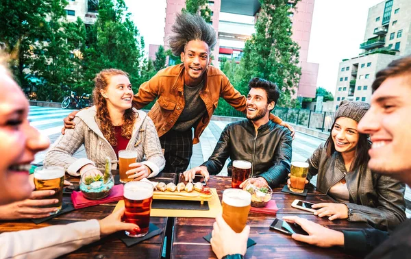 Junge Leute Trinken Bier Brauerei Bar Freundschaftliches Lifestylekonzept Mit Multikulturellen — Stockfoto