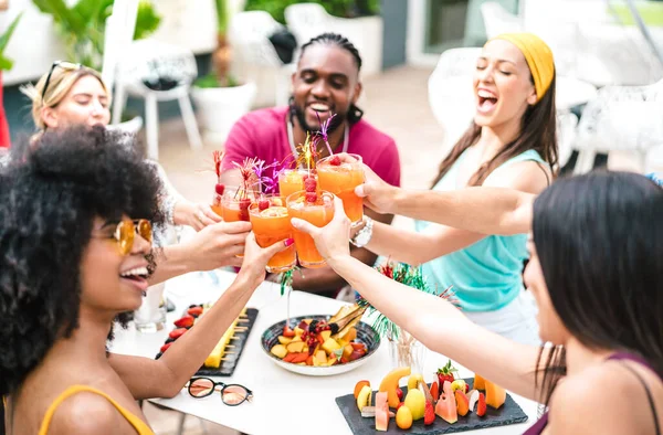 多种族朋友品尝 沙滩上的性爱 高档鸡尾酒 年轻人在欢乐时光一起喝酒 享用水果小吃自助餐 — 图库照片