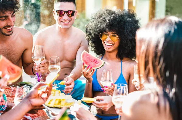 Glückliche Freundesgruppe Trinkt Weißwein Champagner Auf Pool Party Life Style — Stockfoto