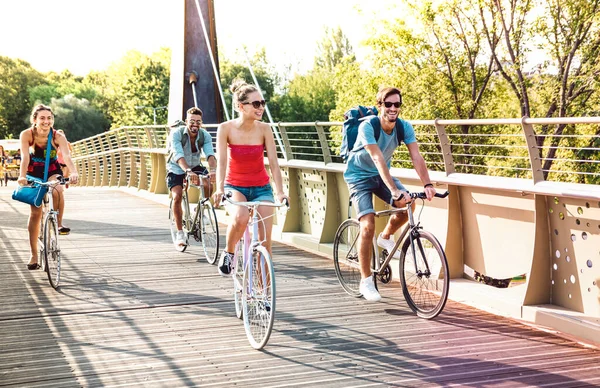 市内公園の橋で自転車に乗る楽しさを持つ幸せな記念の友人 自転車レーンで一緒に自転車に乗る若いヒップスター学生とのライフスタイルの概念 — ストック写真