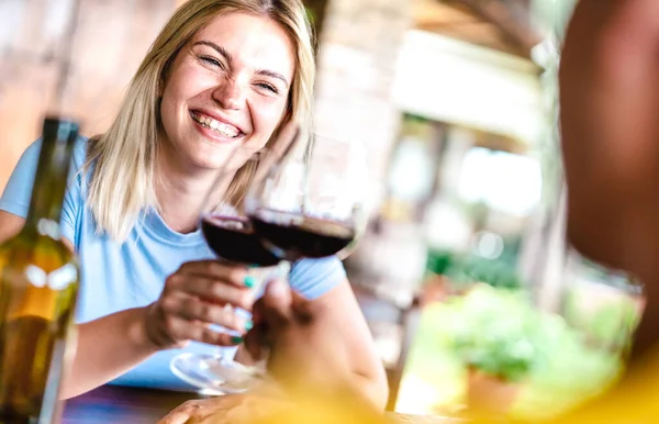 Nakloněná Plodina Šťastného Páru Připíjet Červené Víno Venkově Restaurace Jídlo — Stock fotografie