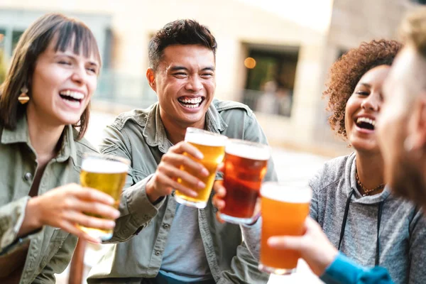 Grupo Amigos Multiétnicos Felizes Bebendo Brindando Cerveja Restaurante Bar Cervejaria — Fotografia de Stock