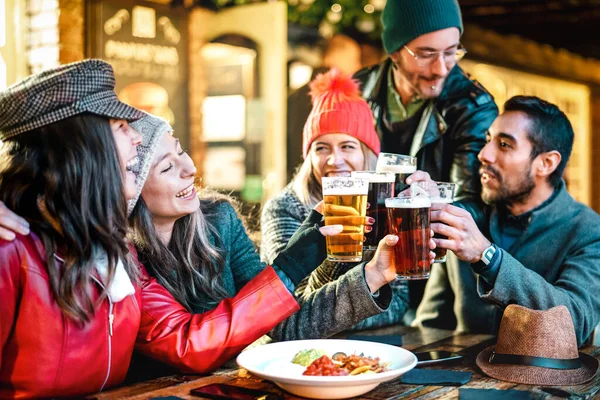 Gelukkige Multiculturele Vrienden Die Nachts Bier Drinken Met Nacho Buiten — Stockfoto