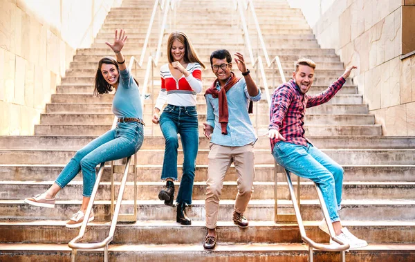 Amigos Multiétnicos Bajando Escaleras Con Estúpidos Movimientos Divertidos Chicos Chicas — Foto de Stock