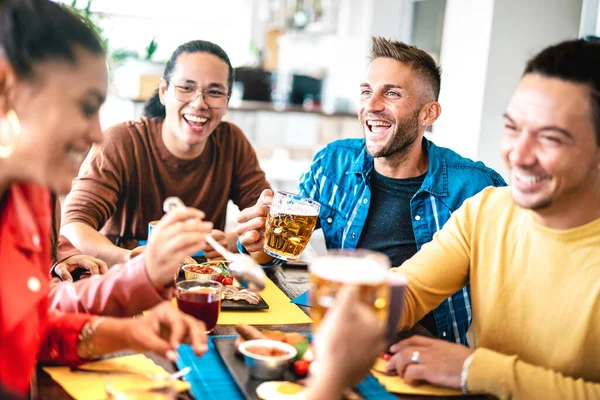 ブランチでビールとジュースを飲む若い人たち ペントハウステラスのパブで一緒に幸せな時間を楽しんでいる若い世代との友情のライフスタイルの概念 暖かい明るい鮮やかなフィルター — ストック写真