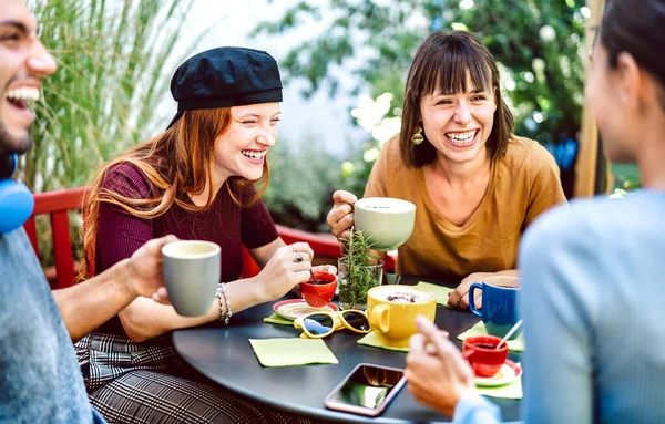 Freundeskreis Trinkt Latte Café Bar Restaurant Fröhliche Menschen Unterhalten Sich — Stockfoto