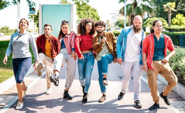 Amigos Multiétnicos Andando Beira Mar Agindo Movimentos Engraçados Estúpidos Rapazes Fotografia De Stock