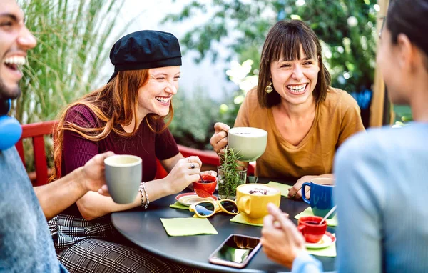 Vrienden Groep Drinken Latte Koffiebar Restaurant Gelukkige Mensen Praten Plezier Rechtenvrije Stockafbeeldingen