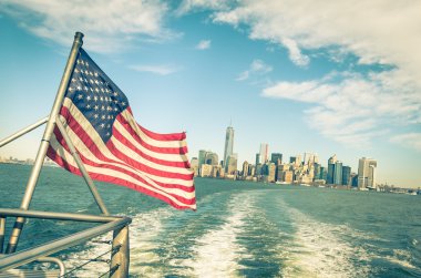 New york ve hudson Nehri manhattan manzarası ile Amerikan bayrağı - vintage bakmak hareket ettirildiğinde horizon ile filtre