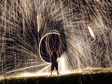 firestarter gece parıldıyor ile inanılmaz ateş gösterisi gerçekleştirme