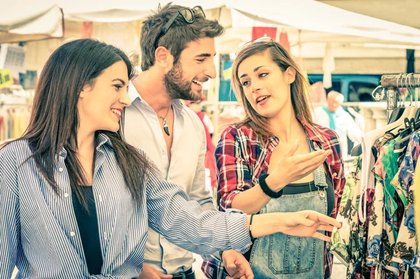 Jóvenes turistas en el mercado semanal de telas - Mejores amigos compartiendo tiempo libre el fin de semana divirtiéndose y comprando en el casco antiguo - Vintage aspecto filtrado — Foto de Stock