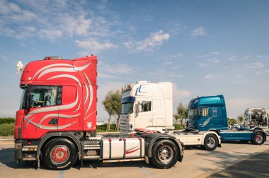 Rimini, İtalya - ö. 7 Eylül 2014: scania semitrucks Park rivazzurra, Adriyatik kıyısı plaj sahil boyunca. Scania aktiebolag ticari araç büyük İsveçli endüstri üreticisidir.