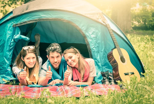 Group of best friends with thumbs up having fun camping together - Concept of carefree youth and freedom outdoors in the nature during vacations - Vintage filtered look — Stock Photo, Image