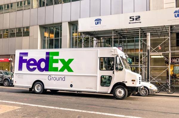 New york city - den 21 november, 2013: fedex van leverera i downtown manhattan. namnet "fedex" är den korta versionen av företaget ursprungliga luft divisionen, federal express, som användes fram till 2000. — Stockfoto