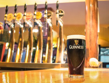 Rimini, İtalya - 11 Ekim 2014: bir barda bir bardak bira servis. Dublin'de St. James'ın kapısında ünlü İrlandalı Arthur Guinness (1725-1803) Bira fabrikasında oluşturulan stout kuru bir Dünya Guinness olduğunu.