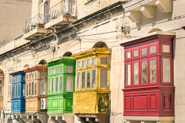 Vintage-Ansicht der typischen Gebäude Balkone in la Valletta - bunte Reise in Malta auf der Straße - aufgetaucht gefilterte Version — Stockfoto