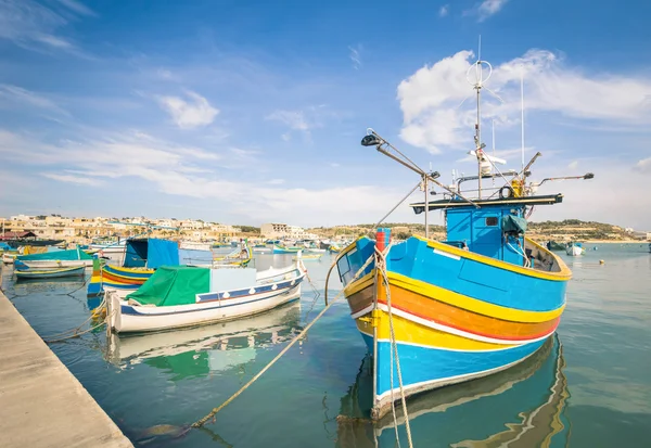 Coloridos barcos típicos en Marsaxlokk - pueblo tradicional de pescadores mediterráneos en el sureste de Malta —  Fotos de Stock