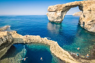 Dünyanın ünlü Azure penceresinde Gozo Adası - güzel Malta Akdeniz doğa harikası - tanınmayan turistik tüplü dalgıçlar
