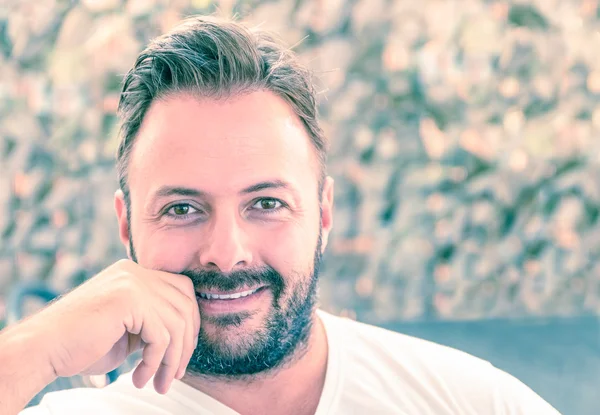 Portrait d'un jeune homme beau avec un sourire naturel franc - Concept de sincérité et de fiabilité - look moderne filtré vintage — Photo