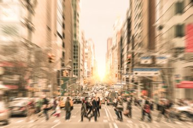 İnsanlar Manhattan Madison Avenue'de New York City - zebra kapısı üzerinde saatinde Amerikan iş bölgesinde yürüyüş Commuters sokakta şehir merkezinde gün batımına