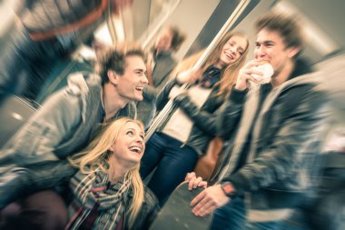 Genç hipster arkadaşlar eğlenmeye grup etkileşimi ve metro treninin - filtre Vintage konuşuyor bak Radyal defocusing ile - gençlik ve dostluk kavramı