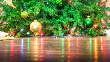 Ayrıntı ışık yansımaları katta - tatil arka plan için kırpılmış kompozisyon ile Noel ağacı süslemeleri