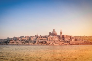 Gün batımında La Valletta denizden - dünya ünlü Akdeniz Adası Malta başkenti