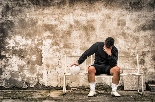 SocceSoccer football goalkeeper feeling desperate after sport failure - Concept of guilt related to negative doping experiencer football goalkeeper feeling desperate after sport failure — Stock Photo, Image