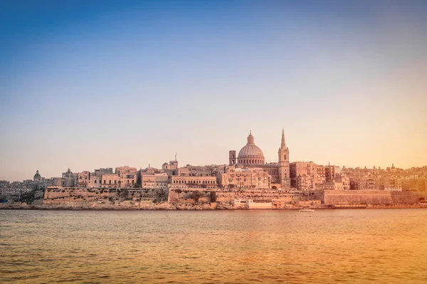 La Valletta vid solnedgången från havet - huvudstad av världen berömda Medelhavsön Malta — Stockfoto