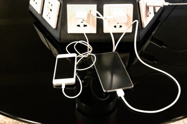 Şarj istasyonu Uluslararası Havaalanı - elektronik modern teknoloji cihazları ve akıllı telefonlar için yararlı köşe mobil akıllı telefonlar için