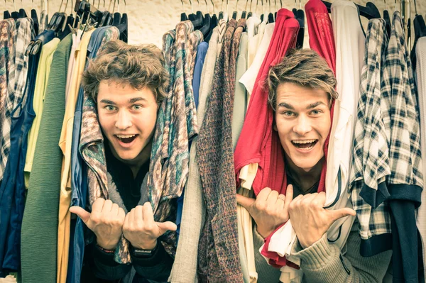 Young hipster brothers at the weekly cloth market - Best friends sharing free time having fun and shopping in the old town in a sunny day - Guys enjoying everyday life moments — Stock Photo, Image