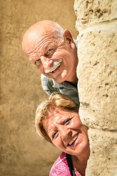 Heureux couple de personnes âgées amoureux pendant la retraite - Joyeux mode de vie des personnes âgées avec l'homme et la femme avec une attitude ludique drôle - Visiter la vieille ville lors d'une visite guidée — Photo