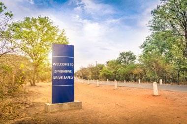 Zambiya - giriş Victoria Falls köyü ile Zimbabve sınırında hoş geldiniz işareti