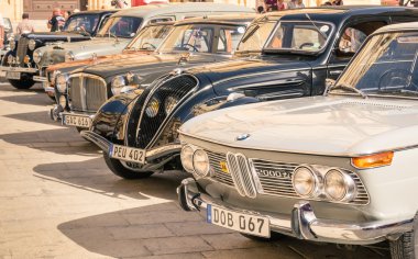 Mdina, Malta - 10 Ekim 2014: vintage klasik retro otomobil San Pawl kare park etmiş. Adanın merkezinde bir tepe üzerinde yer alan bir ortaçağ duvarlı şehir Mdina eski başkentidir
